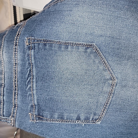 Bandolino jeans. Size 10. - Picture 4 of 4